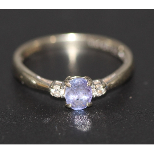 252 - 9CT (375) WHITE GOLD & DIAMOND & TANZANITE RING ( P22087262 /F )