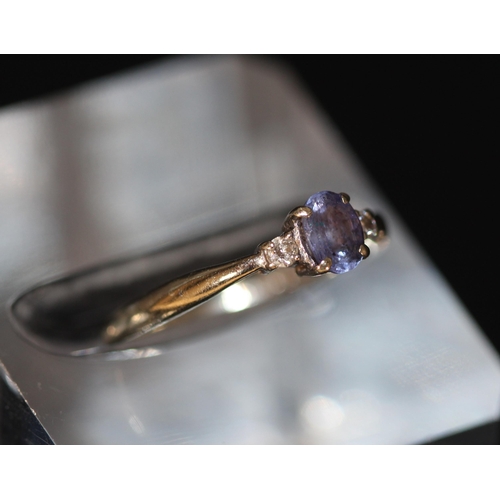 252 - 9CT (375) WHITE GOLD & DIAMOND & TANZANITE RING ( P22087262 /F )