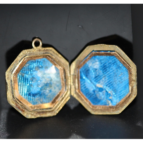 238 - 9CT GOLD BACK & FRONT OCTAGON LOCKET ( P22022010 /C )