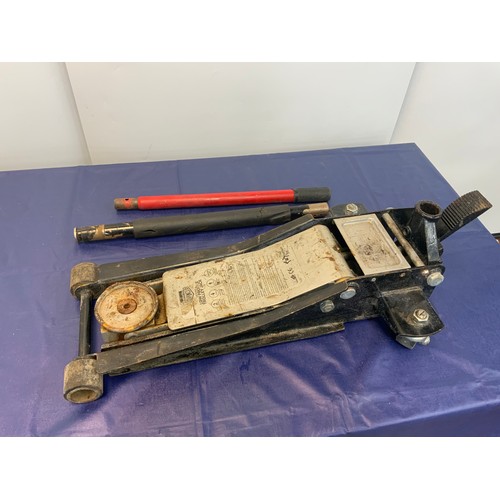 59 - HALFORDS ADVANCED 2 TONNE LOW PROFILE TROLLEY JACK WITH HANDELS £160 (P23020586/A)