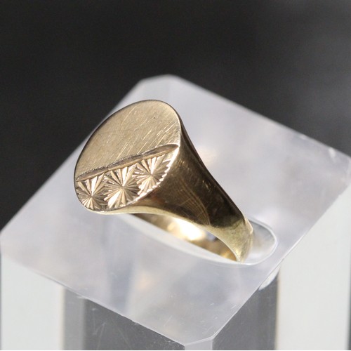 240 - 9ct (375) GOLD  PATTERNED SIGNET RING (P22205649 MD/09)