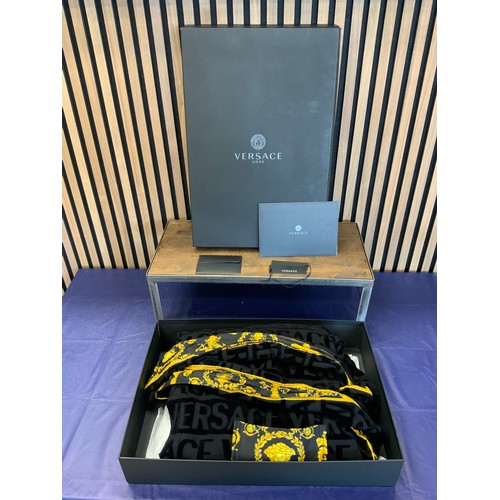 122 - VERSACE BAROQUE BATH ROBE IN VERSACE BOX - SIZE XXL - RRP £390 (P22207318/IPB/01)