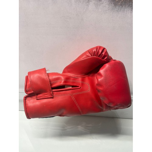 127 - SIGNED RICKY HATTON BOXING GLOVE - NO COA  - EBAY £90 (RR/08/POCA)