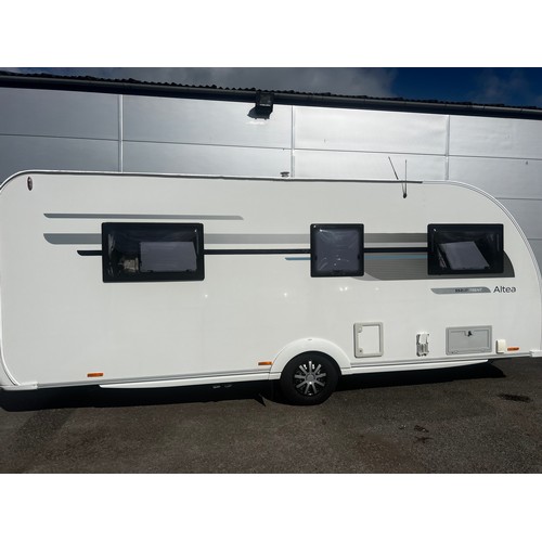 237 - APPROXX 2015/16 ADRIA 326 ALTEA 552 UP TRENT CARAVAN 4 BIRTH, FIXED REAR BED, HEATING,FRIDGE,HOB,TOI... 