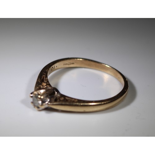 136 - 375 9CT GOLD RING WITH DIAMOND - RING WEIGHT 2.16g (P23148944/F)