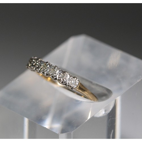 133 - 9CT (375) SEVEN DIAMOND HALF ETERNITY RING RING WEIGHT 1.39g (P21161277/A)