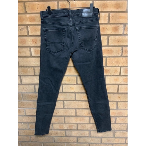 77 - HOLLISTER BLACK SUPER SKINNY BLACK JEANS SIZE 32/32 RRP £39.99 ( P23185119 )