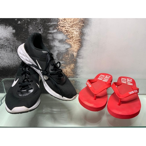 138 - CALVIN KLEIN FLIP FLOPS RED SIZE 44 & NIKE BLACK RUNNING SHOES SIZE 11.5 TOTAL RRP £85 ( P231851... 