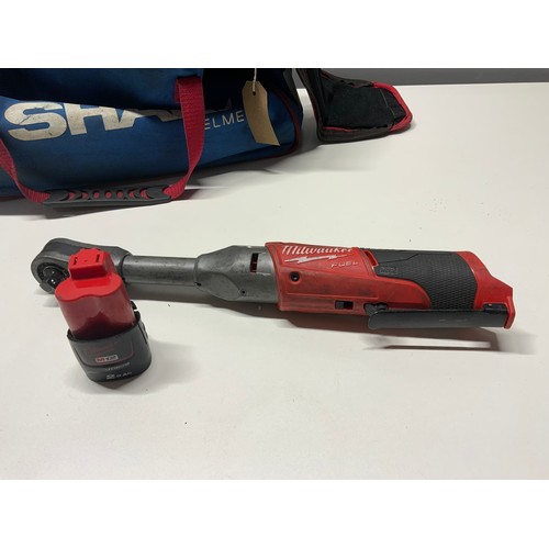 121 - MILWAKE M12 FIR38LR EXTENDED REACH RATCHET WITH BATTERY RRP £165.98, 5 MIXED SIZE LARGE SOCKETS APPR... 