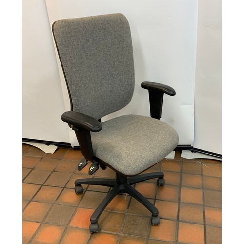 23 - ADJUSTABLE OFFICE CHAIR ON WHEELS IN GREY