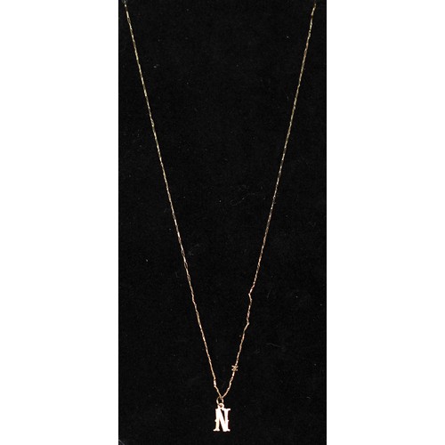 204 - 9CT GOLD CHAIN WITH 9CT GOLD 'N' PENDANT 1.35G ( P23066359 / C )