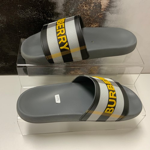 131 - BURBERRY LOGO DETAIL CHECK STORM GREY SLIDERS SIZE 43 UK 9-  RRP £290 ( ACC/08/POCA/P24020147 )