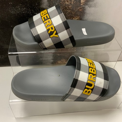 131 - BURBERRY LOGO DETAIL CHECK STORM GREY SLIDERS SIZE 43 UK 9-  RRP £290 ( ACC/08/POCA/P24020147 )