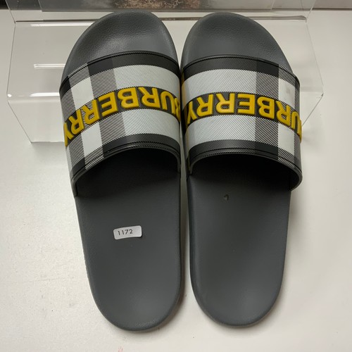 131 - BURBERRY LOGO DETAIL CHECK STORM GREY SLIDERS SIZE 43 UK 9-  RRP £290 ( ACC/08/POCA/P24020147 )