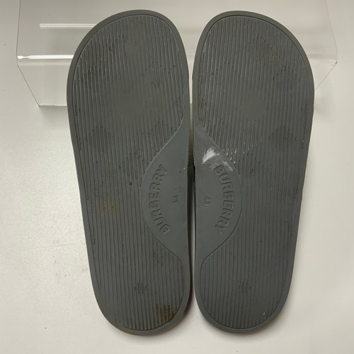 131 - BURBERRY LOGO DETAIL CHECK STORM GREY SLIDERS SIZE 43 UK 9-  RRP £290 ( ACC/08/POCA/P24020147 )