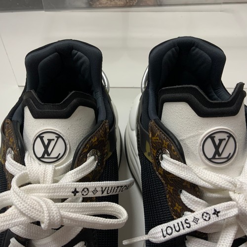 129 - LOUIS VUITTON RUN 55 TRAINERS SIZE 37 - UK 4  RRP £945 ( ACC/27/POCA /P24020138)