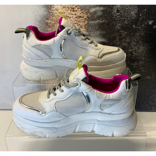182 - CARVELA LOGIC TRAINERS SIZE 37 UK 4 - COST NEW £119 ( AKP/4 P21188831)