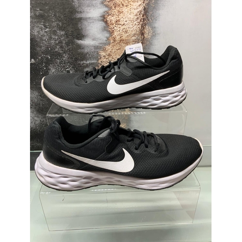 191 - CALVIN KLEIN FLIP FLOPS RED SIZE 44 & NIKE BLACK RUNNING SHOES SIZE 11.5 TOTAL RRP £85 ( P231851... 