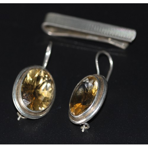 224 - PAIR OF SILVER CITRINE EARRINGS ONLINE £50+ & VINTAGE SILVER 925 TIE PIN ( P23066348 / C )