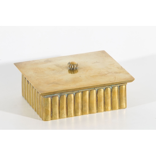 18 - JOSEF HOFFMANN* (Pirnitz 1870 - 1956 Vienna)Brasscatulle, Wiener WerkstätteBrass, 6 x 12.7 x 11 cmma... 