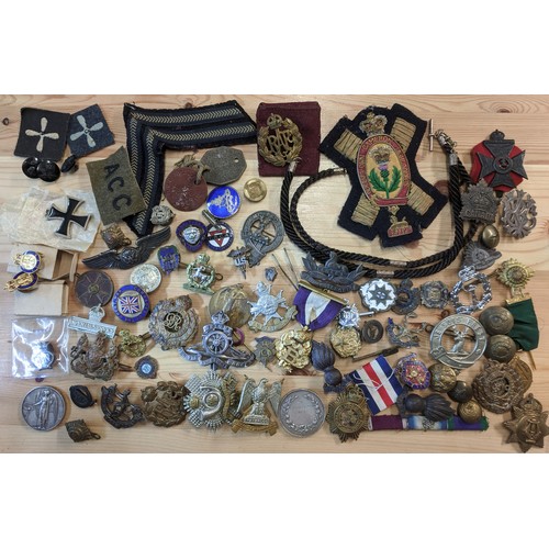 120 - Militaria; box of metal badges (uniform and others) and buttons, plus some cloth badges. See illustr... 