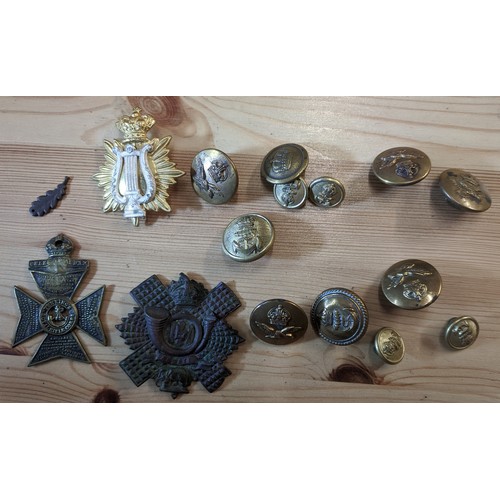 120 - Militaria; box of metal badges (uniform and others) and buttons, plus some cloth badges. See illustr... 