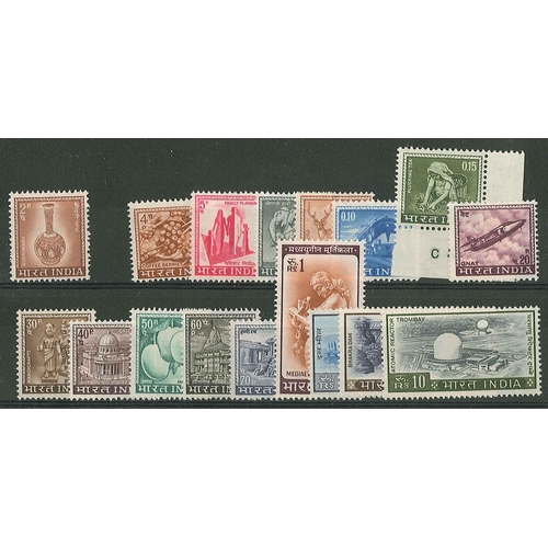 1527 - India; 1965-75 defin set (missing 3p) u.m./l.m.m. (the key values, the 15p and 10r, are u.m. and cat... 