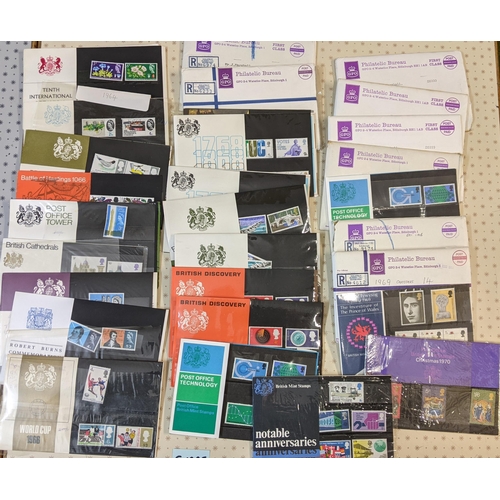 406 - UK Presentation Packs; 1964-70 bundle of p.packs inc. 1964 Geographical, 1966 Burns and Abbey, but m... 