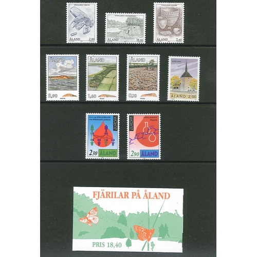 1104 - Ǻland Islands; 1994 year pack with 9 u.m. stamps and 1 booklet.