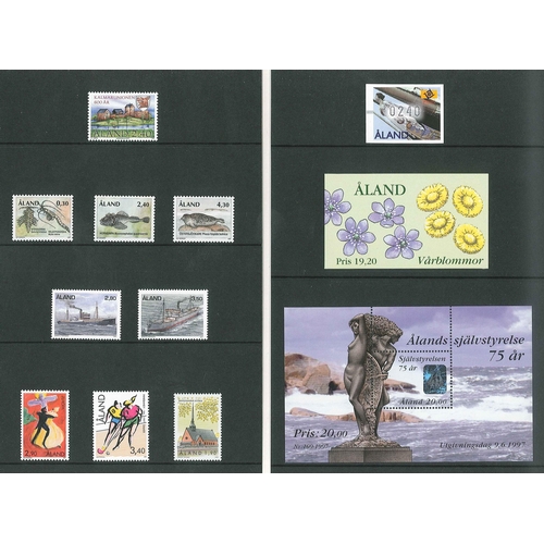 1106 - Ǻland Islands; 1997 year pack with 10 u.m. stamps, 1 m.s., 1 booklet.