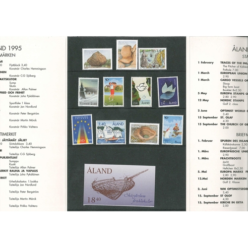 1105 - Ǻland Islands; 1995 year pack with 11 u.m. stamps and 1 booklet.