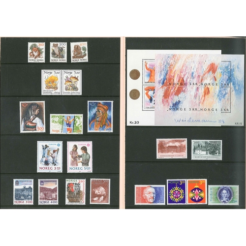 1692 - Norway; 1989 year pack with 20 stamps and 2 m.s. u.m.