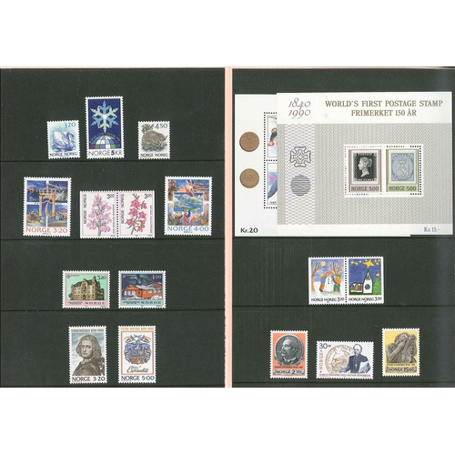 1693 - Norway; 1990 year pack with 16 stamps and 2 m.s. u.m.