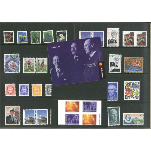 1697 - Norway; 1997 year pack with 32 stamps, 1 booklet, and 1 booklet block u.m.