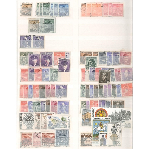 162 - Czechoslovakia; duplicated m. & u. lot in stockbook, more earlier than later. Many of Hradčany i... 