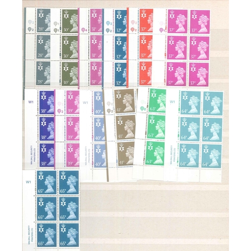 347 - UK Country Stamps; Northern Ireland; 1971-onwards Machins in u.m. cylinder blocks of six u.m. - 49 d... 