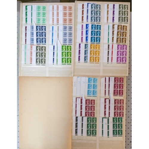 327 - UK; 1971-onwards decimal Machins range of values in u.m. cylinder blocks of six. All different in so... 