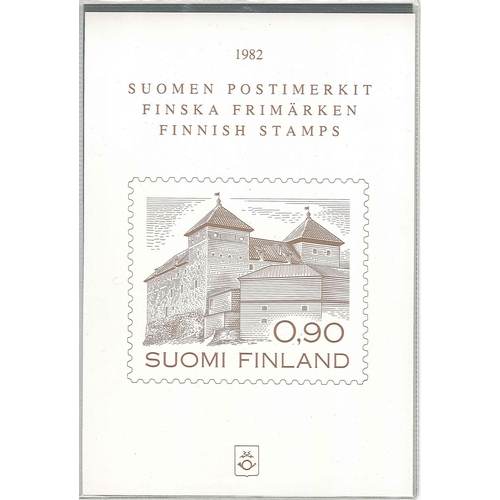 1530 - Finland; 1982 year pack with 18 stamps and 1 booklet u.m. [stock photo]