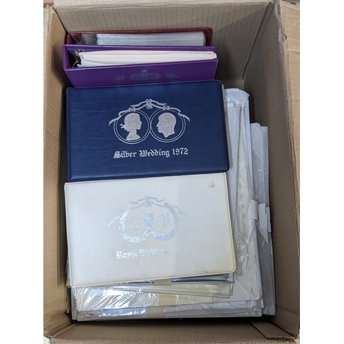 377 - Mixed Lots; big heavy box of modern material comprising u.m. omnibus collections for 1972, 1973, and... 