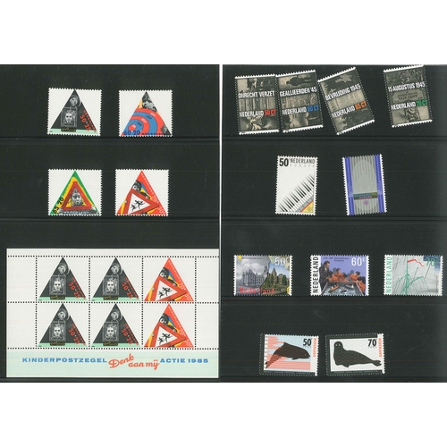 2147 - Netherlands; 1985 year pack containing 22 stamps, 1 m.s., and 2 booklets. Cat. c.£55.... 