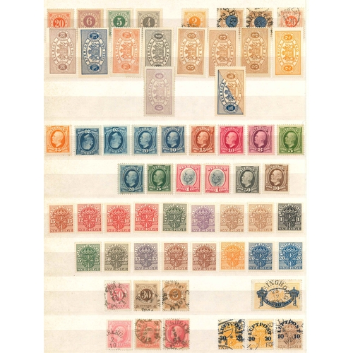 320 - Sweden; useful mix in stockbook of mainly defins. Includes (in order of appearance) range of Ring Ty... 