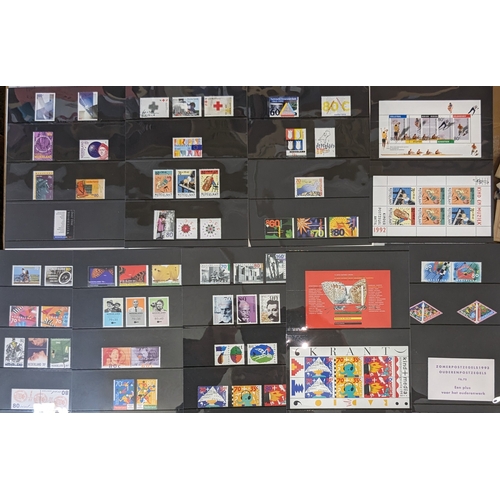 2148 - Netherlands; 1989-93 run of year packs with u.m. stamps, miniature sheets, and booklets.... 