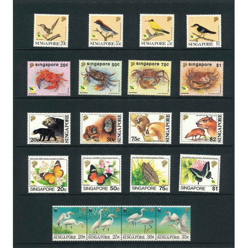 2331 - Singapore; c.1993 presentation folder with five u.m. sets of 