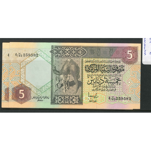 131 - Banknotes; Libya; 1991 5 dinars, two consecutive notes, Krause 60c, about EF.... 