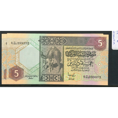 132 - Banknotes; Libya; 1991 5 dinars, two consecutive notes, Krause 60c, VF+/EF.... 