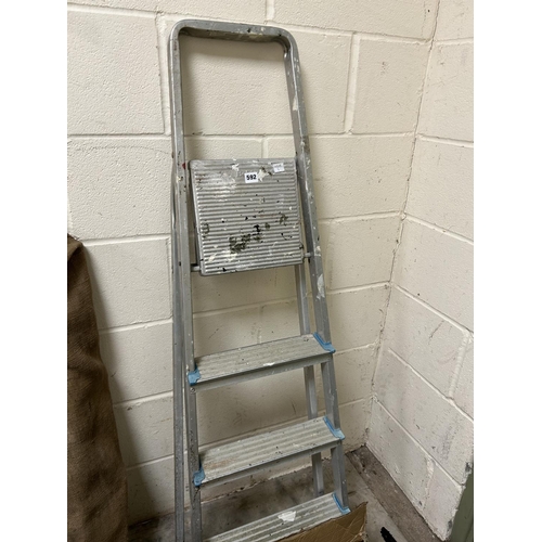 592 - SMALL STEP LADDER