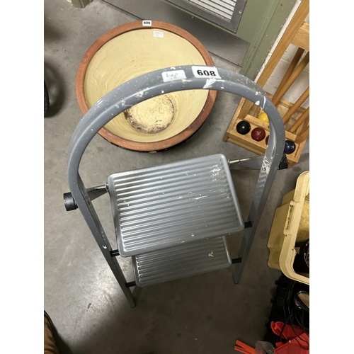 608 - METAL STEP LADDER