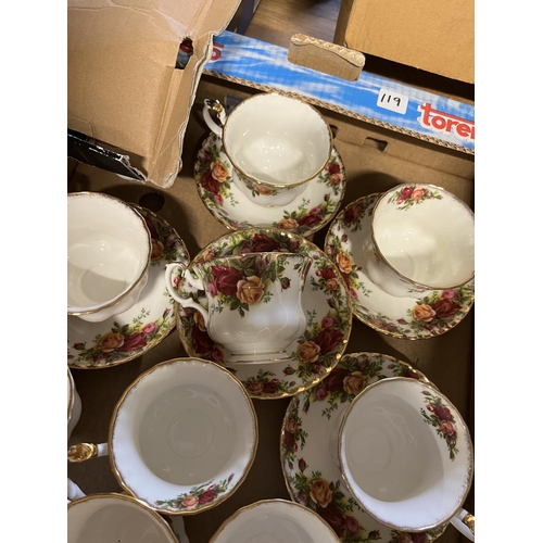 119 - ROYAL ALBERT OLD COUNTRY ROSES TE SET & OTHER DECORATIVE ITEMS