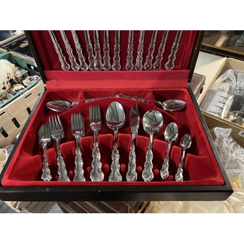 34 - COMPLETE SET OF VINTAGE ONEIDA CUTLERY