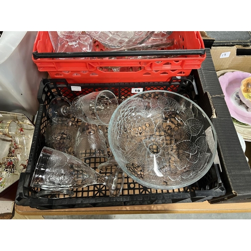 19 - BOX OF GLASSWARE